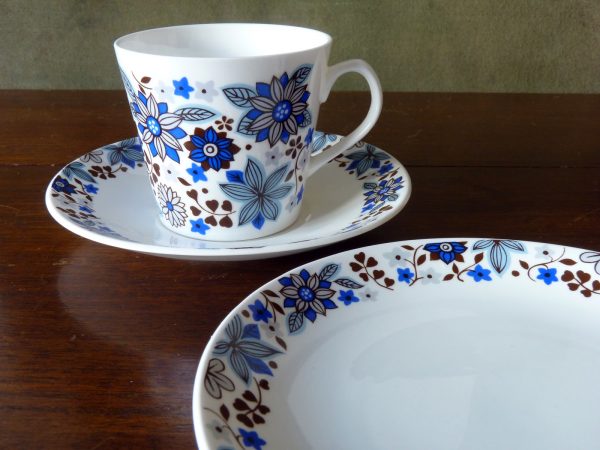Elizabethan China Carnaby 2 Trio Cup Saucer Sideplate