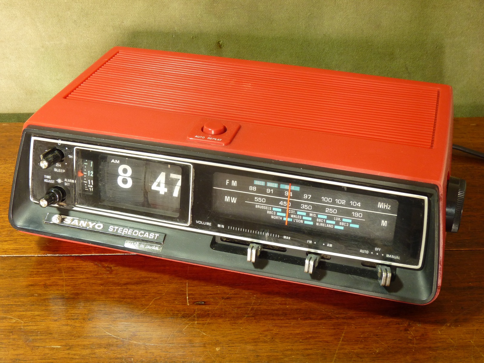 1970s Red Sanyo Stereocast RM5430 Flip Clock Radio with Alarm