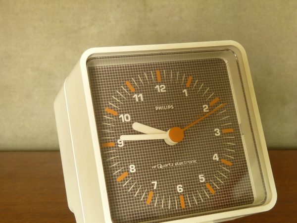 Space-Age Style Philips HR5580 Clock