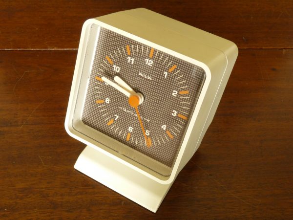 Space-Age Style Philips HR5580 Clock