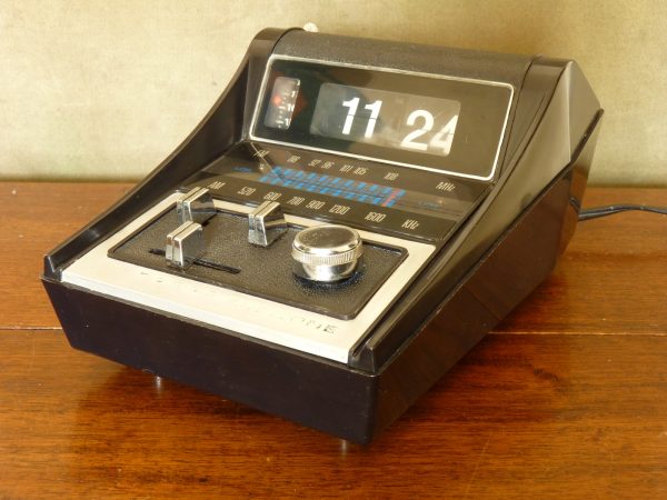 Unusual Auritone AM/FM Flip Clock Radio