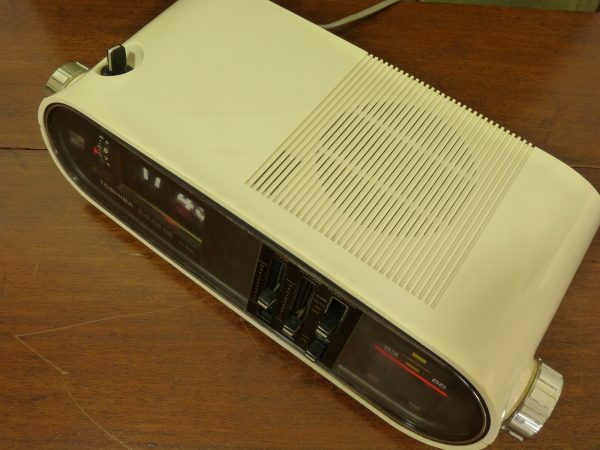 White Toshiba FM/AM Flip Clock Radio RC-803F