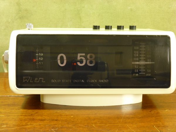 Wien Solid State Flip Clock Radio