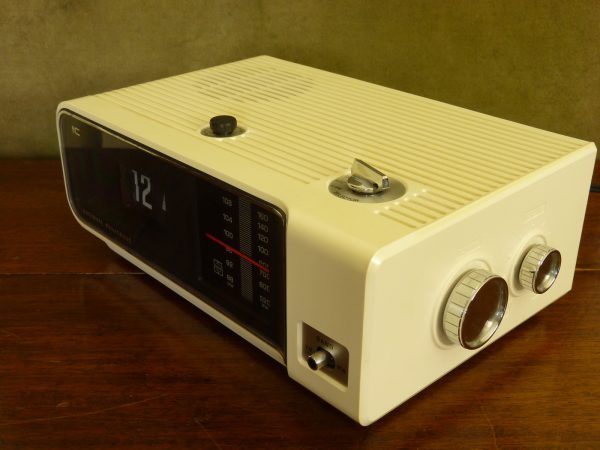 White Panasonic RC-6003B AM/FM Digital Flip Clock Radio