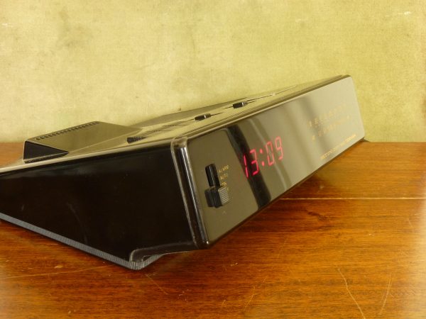 Toshiba CR1100 FM-AM Electronic Clock Radio Black Red LED Display