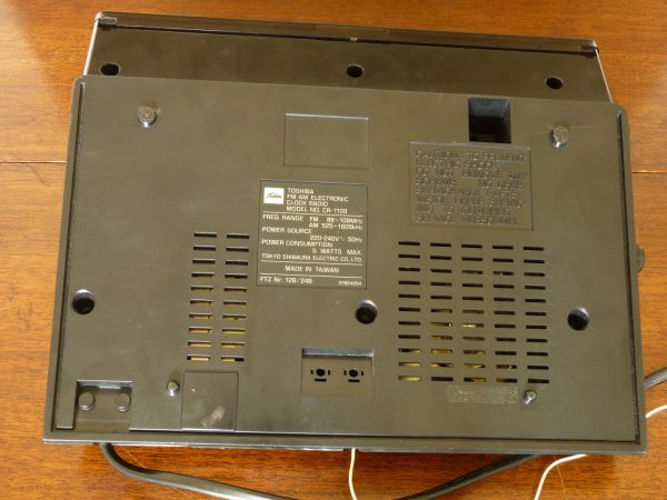 Toshiba CR1100 FM-AM Electronic Clock Radio Black Red LED Display
