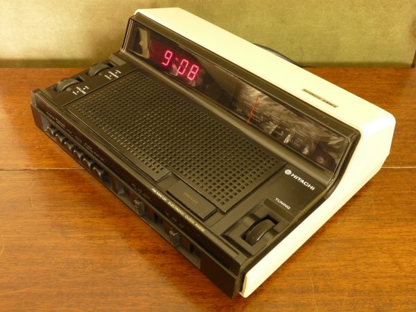 Stylish White 1970s HItachi KC-675E Electronic Clock Radio