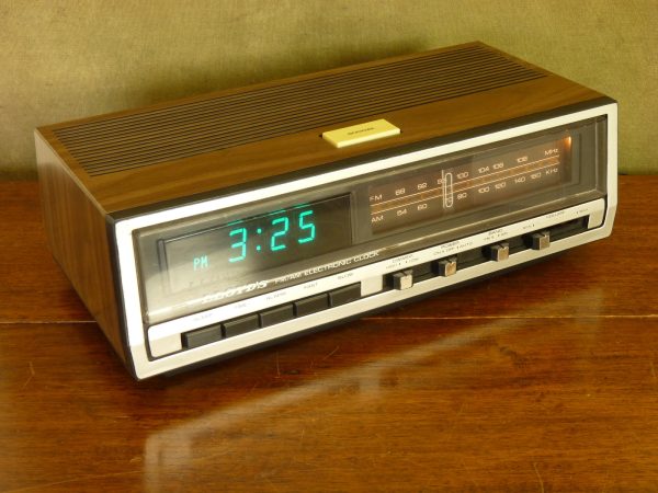 Lloyd's Electronics Green LED Digital Alarm Clock Radio Model J227