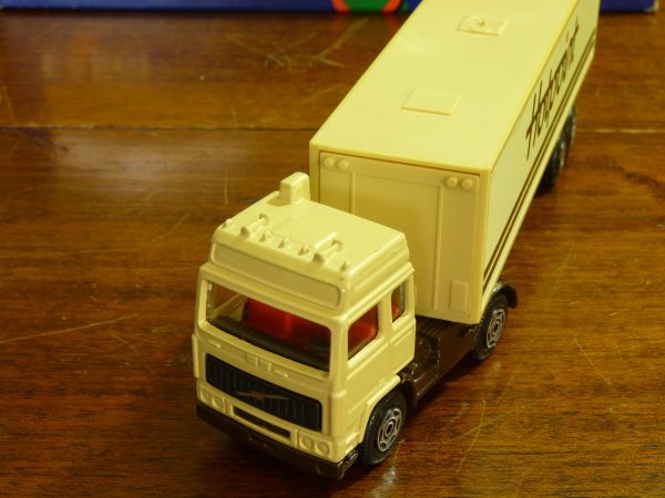 Corgi Toys Volvo F12 Lorry Hauler Hotpoint 1:64 scale 1984