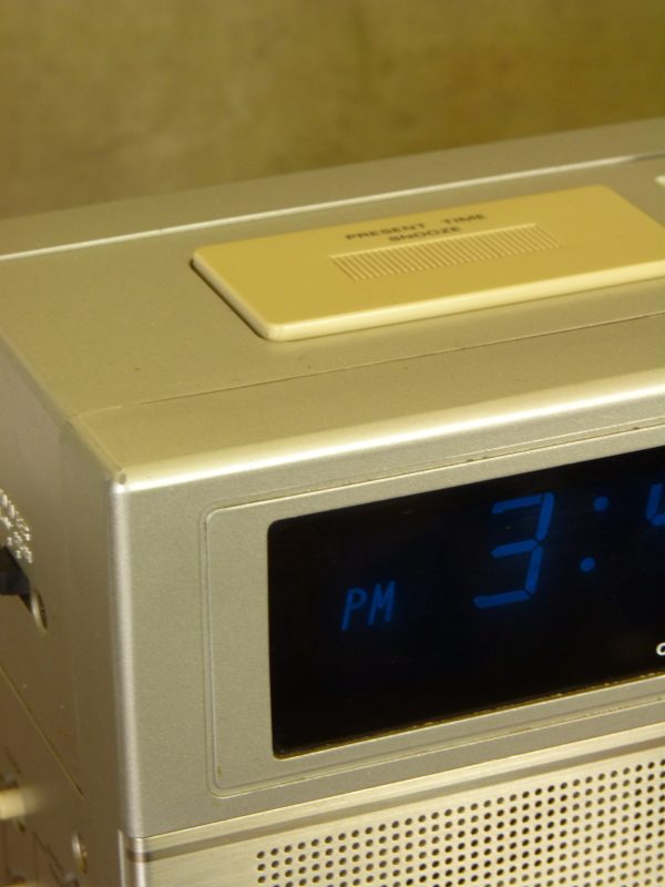 Hitachi KC-S51L Synthesised Voice Clock Radio