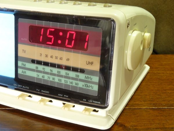 1980s Vintage Questar Television / Digital Clock Radio TV905CR