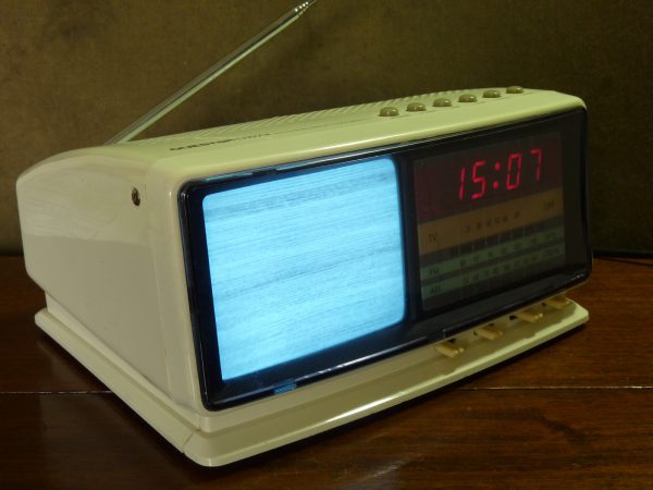 1980s Vintage Questar Television / Digital Clock Radio TV905CR